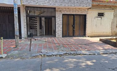SE ARRIENDA CASA PRIMER PISO CON LOCAL BARRIO JUNIN