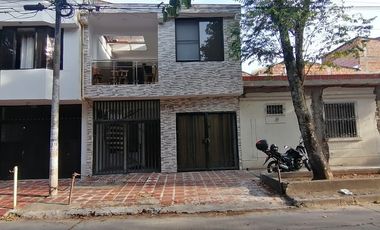 SE ARRIENDA CASA PRIMER PISO CON LOCAL BARRIO JUNIN