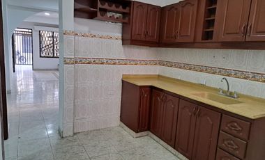 SE ARRIENDA CASA PRIMER PISO CON LOCAL BARRIO JUNIN