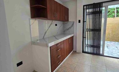 Casa esquinera en alquiler en Metrópolis II