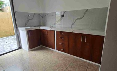 Casa esquinera en alquiler en Metrópolis II
