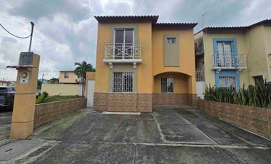Casa esquinera en alquiler en Metrópolis II