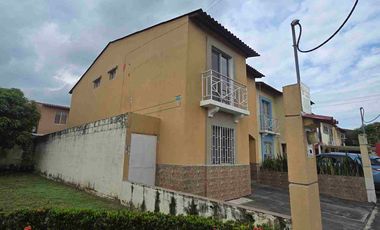 Casa esquinera en alquiler en Metrópolis II