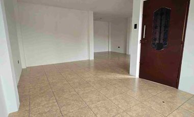 Casa esquinera en alquiler en Metrópolis II
