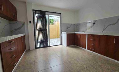 Casa esquinera en alquiler en Metrópolis II