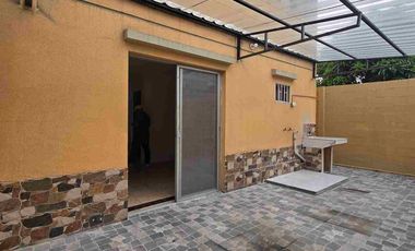 Casa esquinera en alquiler en Metrópolis II
