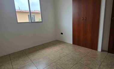 Casa esquinera en alquiler en Metrópolis II