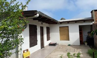 Amplio lote de 420 metros con 2 casas y pileta a mts del río.