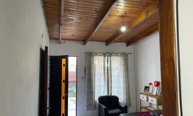 Amplio lote de 420 metros con 2 casas y pileta a mts del río.