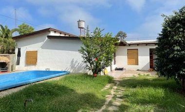 Amplio lote de 420 metros con 2 casas y pileta a mts del río.