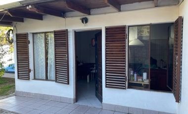 Amplio lote de 420 metros con 2 casas y pileta a mts del río.