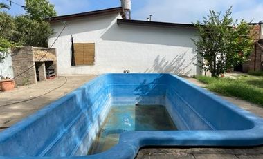 Amplio lote de 420 metros con 2 casas y pileta a mts del río.