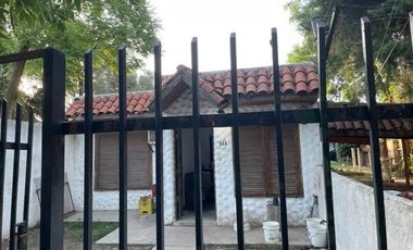 Amplio lote de 420 metros con 2 casas y pileta a mts del río.