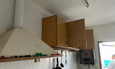 Amplio lote de 420 metros con 2 casas y pileta a mts del río.