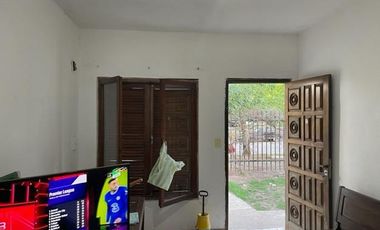 Amplio lote de 420 metros con 2 casas y pileta a mts del río.