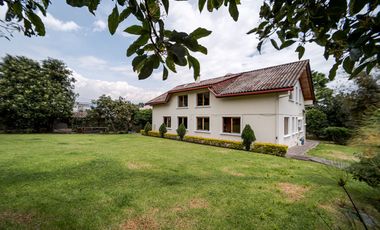 TERRENO DE 2.386 M² CON CASA ESTILO SUIZO