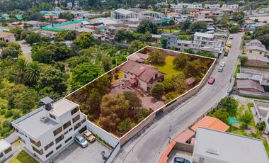 TERRENO DE 2.386 M² CON CASA ESTILO SUIZO