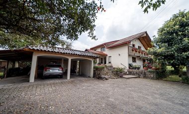 TERRENO DE 2.386 M² CON CASA ESTILO SUIZO