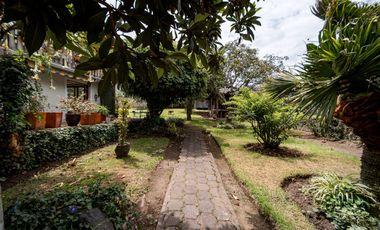 TERRENO DE 2.386 M² CON CASA ESTILO SUIZO