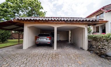 TERRENO DE 2.386 M² CON CASA ESTILO SUIZO