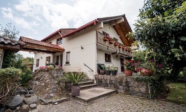 TERRENO DE 2.386 M² CON CASA ESTILO SUIZO