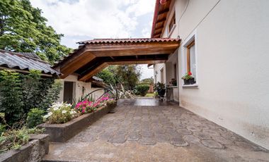 TERRENO DE 2.386 M² CON CASA ESTILO SUIZO