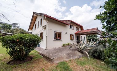 TERRENO DE 2.386 M² CON CASA ESTILO SUIZO