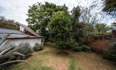 TERRENO DE 2.386 M² CON CASA ESTILO SUIZO