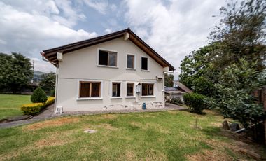 TERRENO DE 2.386 M² CON CASA ESTILO SUIZO