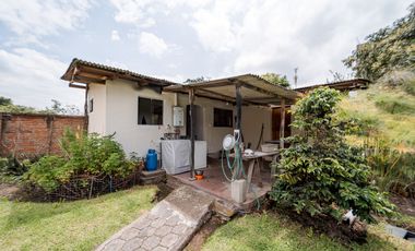 TERRENO DE 2.386 M² CON CASA ESTILO SUIZO