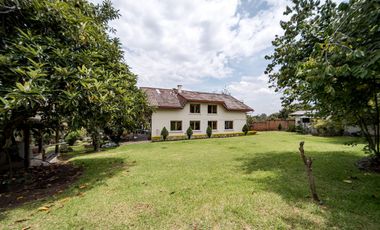 TERRENO DE 2.386 M² CON CASA ESTILO SUIZO