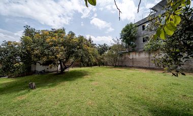 TERRENO DE 2.386 M² CON CASA ESTILO SUIZO