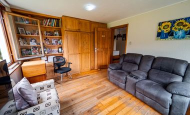 TERRENO DE 2.386 M² CON CASA ESTILO SUIZO