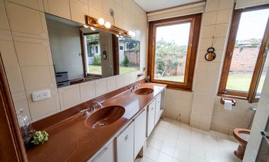 TERRENO DE 2.386 M² CON CASA ESTILO SUIZO