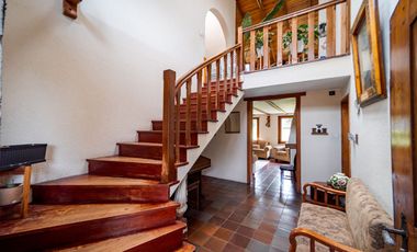 TERRENO DE 2.386 M² CON CASA ESTILO SUIZO