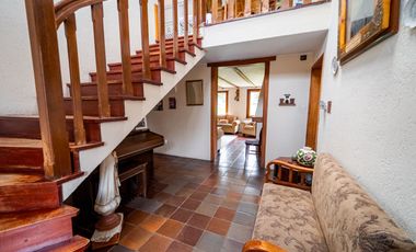 TERRENO DE 2.386 M² CON CASA ESTILO SUIZO