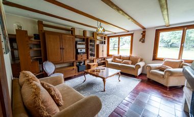 TERRENO DE 2.386 M² CON CASA ESTILO SUIZO