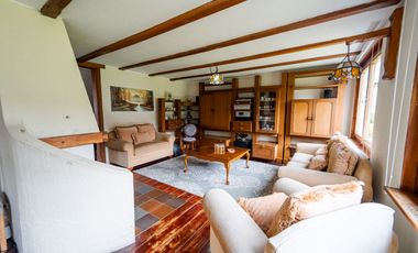 TERRENO DE 2.386 M² CON CASA ESTILO SUIZO