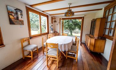 TERRENO DE 2.386 M² CON CASA ESTILO SUIZO