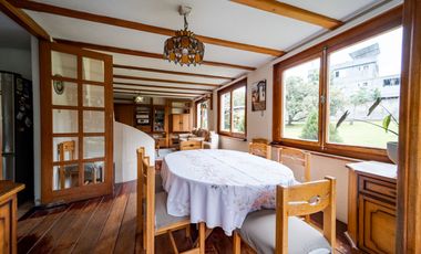 TERRENO DE 2.386 M² CON CASA ESTILO SUIZO