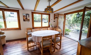 TERRENO DE 2.386 M² CON CASA ESTILO SUIZO