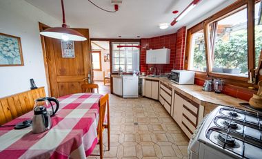 TERRENO DE 2.386 M² CON CASA ESTILO SUIZO