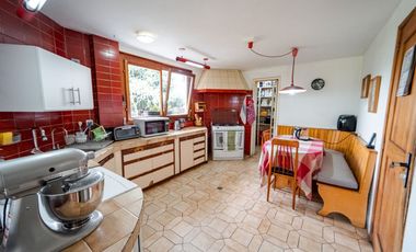 TERRENO DE 2.386 M² CON CASA ESTILO SUIZO