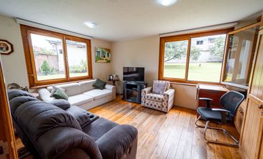 TERRENO DE 2.386 M² CON CASA ESTILO SUIZO