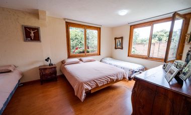 TERRENO DE 2.386 M² CON CASA ESTILO SUIZO