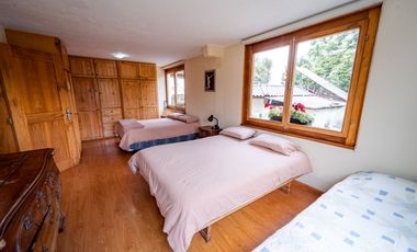 TERRENO DE 2.386 M² CON CASA ESTILO SUIZO