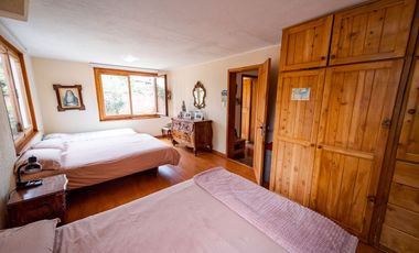 TERRENO DE 2.386 M² CON CASA ESTILO SUIZO