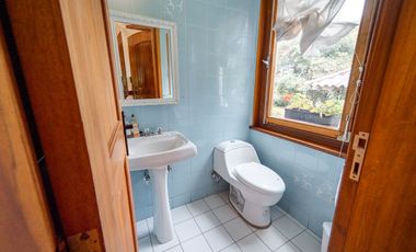 TERRENO DE 2.386 M² CON CASA ESTILO SUIZO