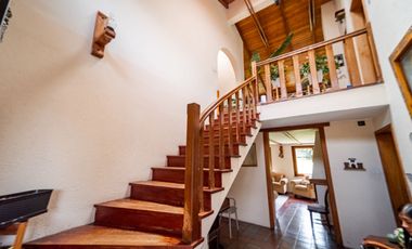 TERRENO DE 2.386 M² CON CASA ESTILO SUIZO