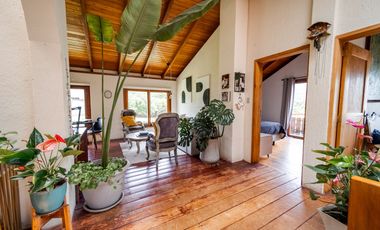 TERRENO DE 2.386 M² CON CASA ESTILO SUIZO